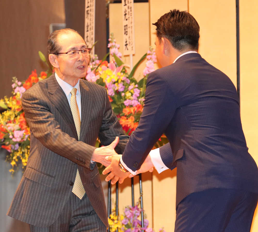 ロッテ・井口監督　現役引退記念パーティーに５５０人　王会長の賛辞に笑顔も