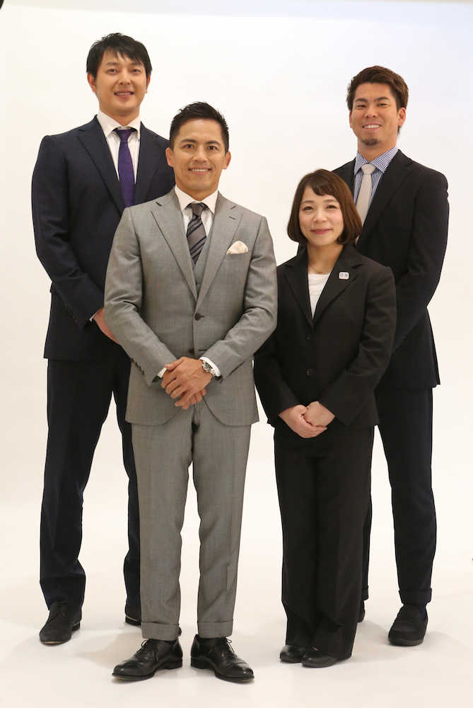 伊藤超短波・イメージアスリートのオフィシャル用写真撮影に臨む（左から）岩隈、野村氏、三宅、前田