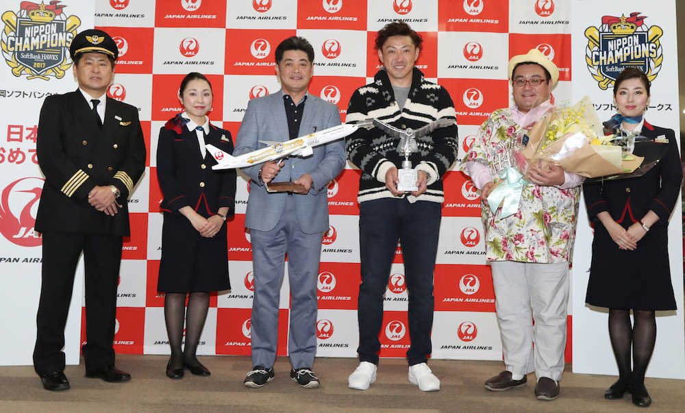 ソフトバンク優勝旅行出発セレモニーでＪＡＬから記念品を贈呈され笑顔の（左から２人おいて）工藤監督、内川、太田専務