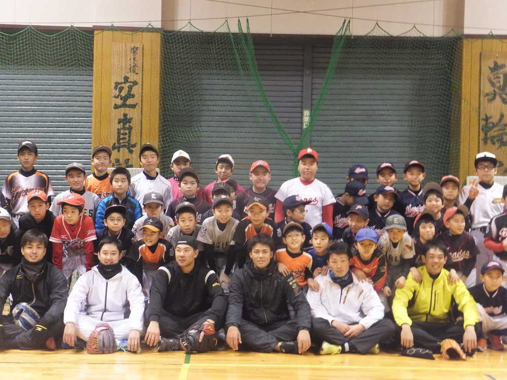 札幌市内で野球教室を開催した前列左から西武の大石、野上（巨人）、炭谷、木村文、源田、秋山