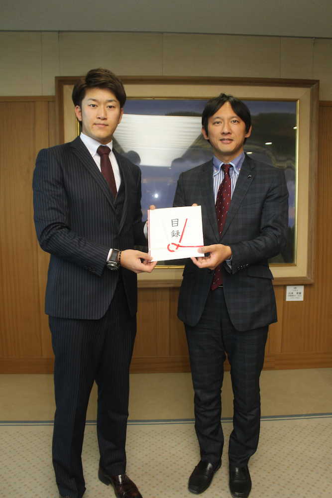 熊本県庁で義援金を寄付する岩貞（左）と小野副知事