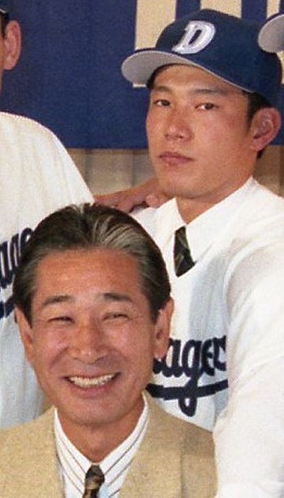 ９７年の中日入団記者会見での星野仙一氏（左）と井端