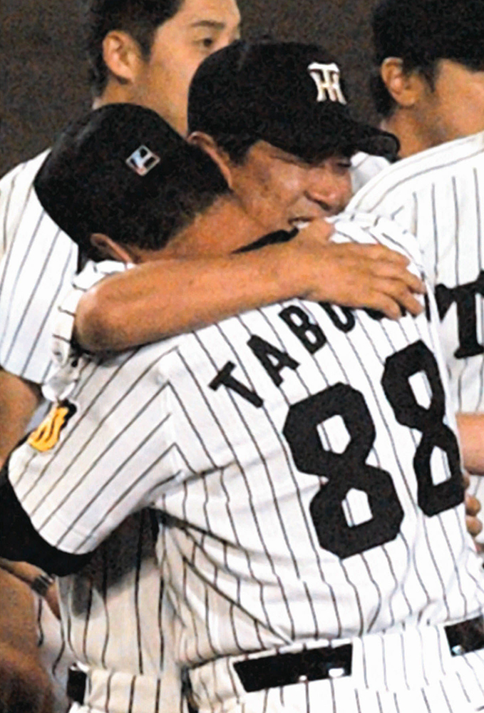 ２００３年、リーグ優勝を決めた阪神・星野監督は田淵コーチと歓喜の抱擁