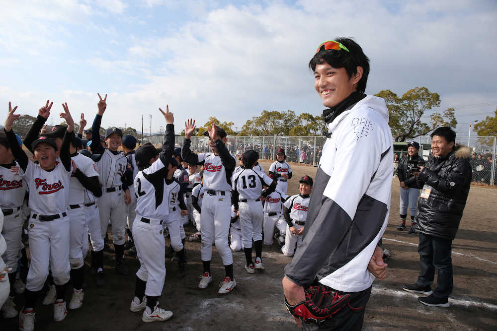 野球教室のジャンケン大会で盛り上がる子供たちと笑顔を見せる藤浪晋太郎