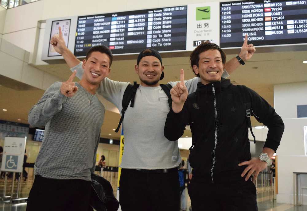グアム合宿に出発する（右から）松田、オリックス・宮崎、古沢