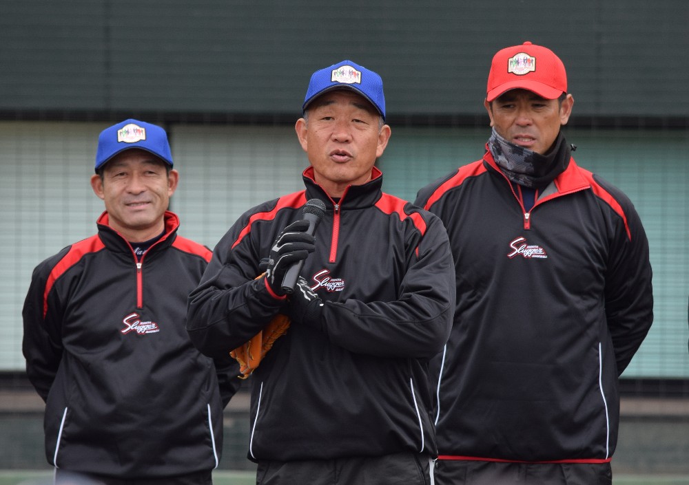 野球教室に参加する西武・辻監督（中央）。左は中日・奈良原コーチ、右は侍ジャパン・稲葉監督