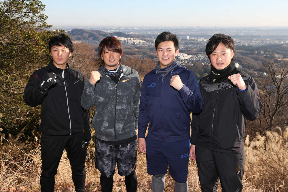山頂でポーズを決める（左から）熊原、三嶋、山崎、石田