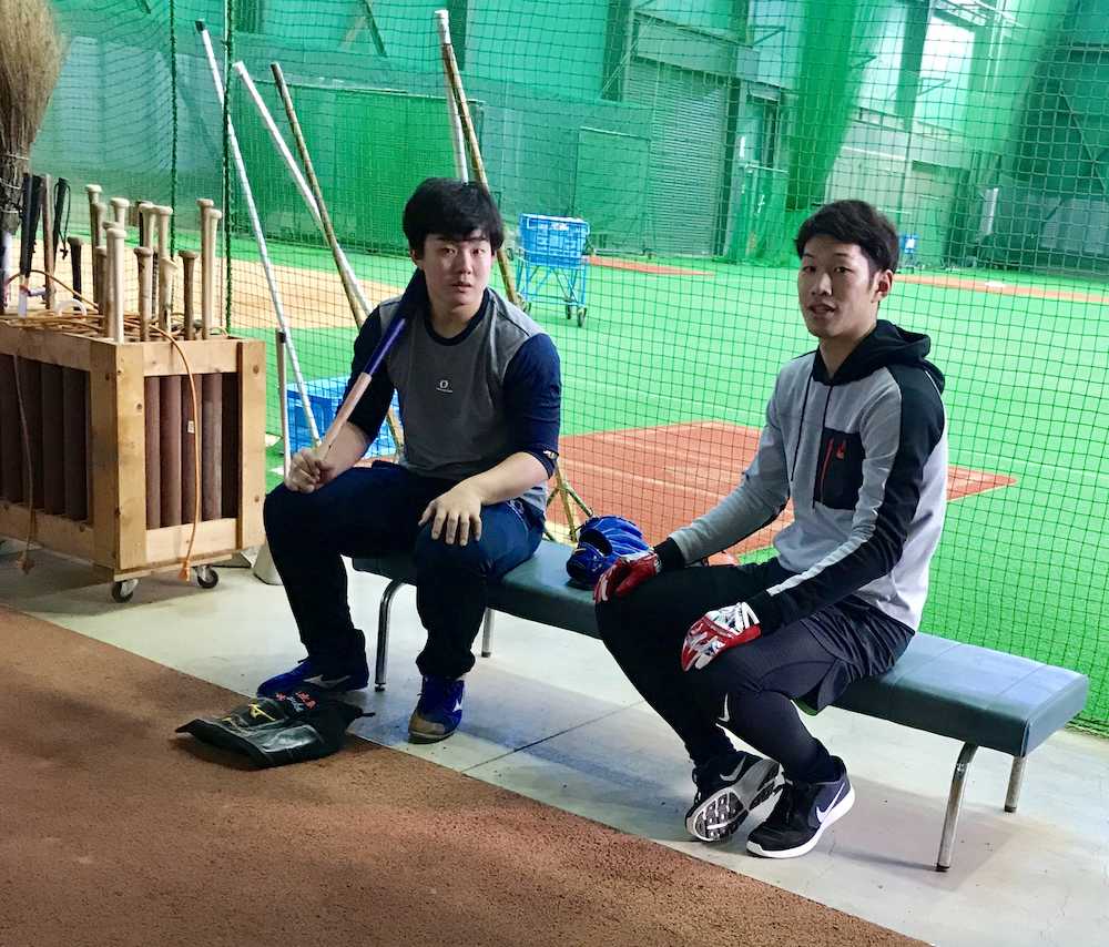 小笠原（左）はブルペン投球後、打席に立った京田と談笑