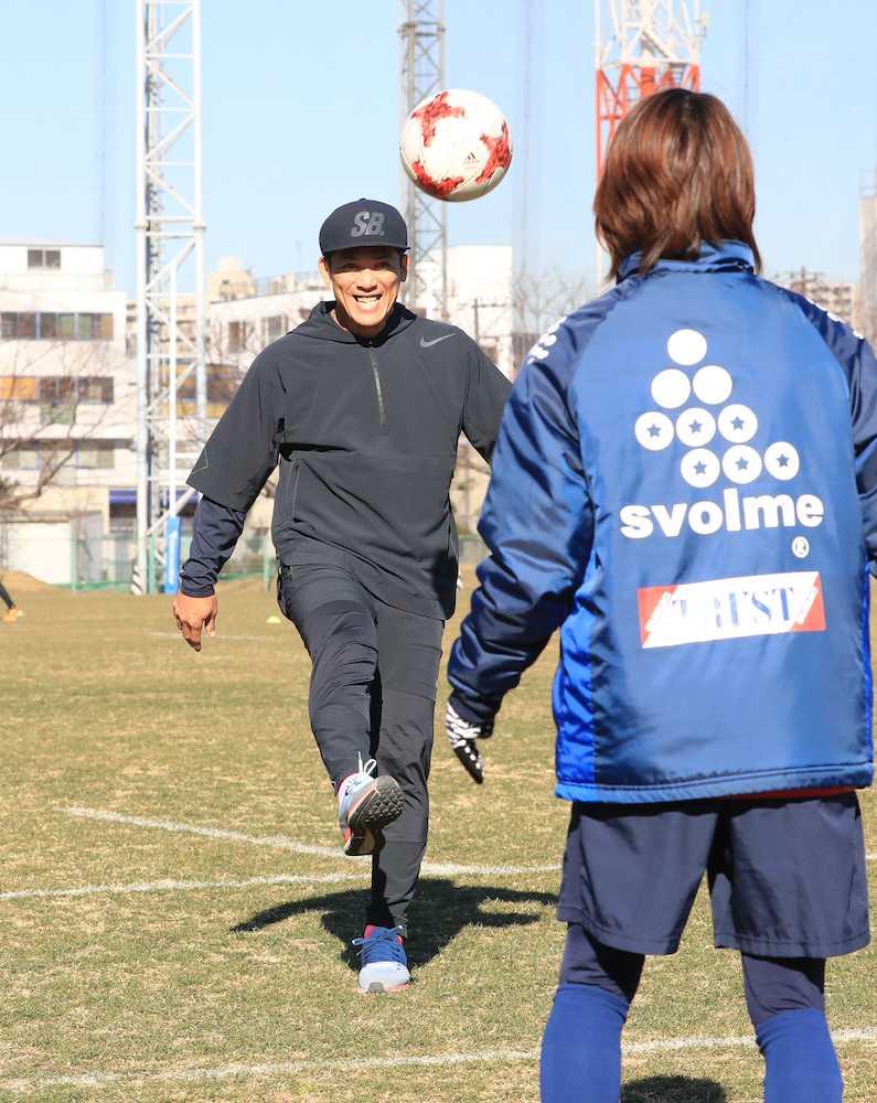 元なでしこジャパンのエルフェン埼玉・薊（右）を相手にサッカーボールを蹴る西武・松井