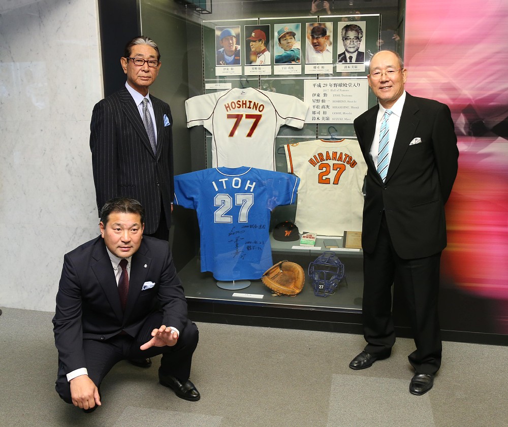 星野氏（後列左）、伊東勤氏（前列）とともに、１７年に殿堂表彰された平松氏