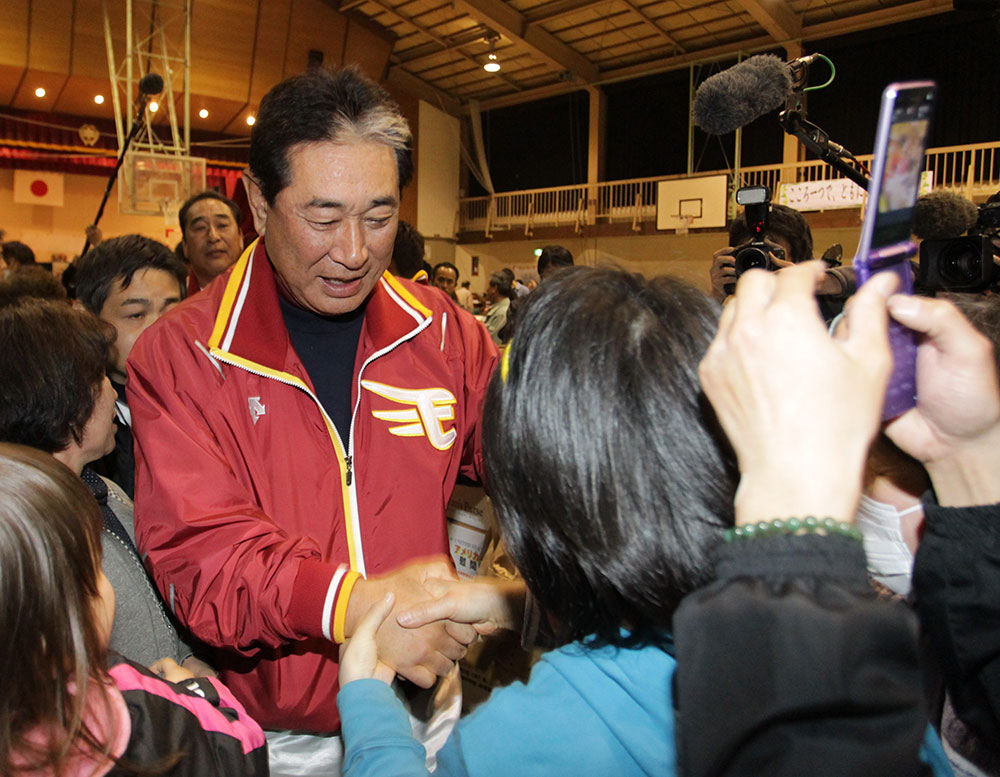 ２０１１年４月、東日本大震災の避難所となっている仙台市・六郷中を訪れ、被災者と握手する楽天時代の星野監督