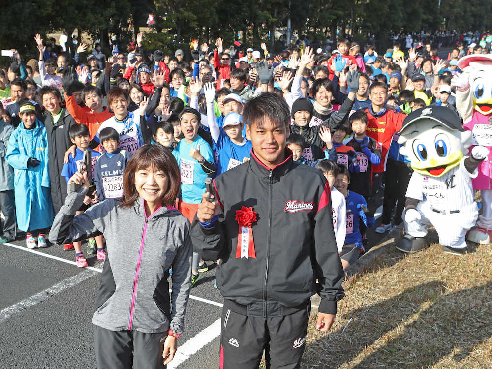マラソンのスターターを務めた高橋尚子さん（左）と佐々木