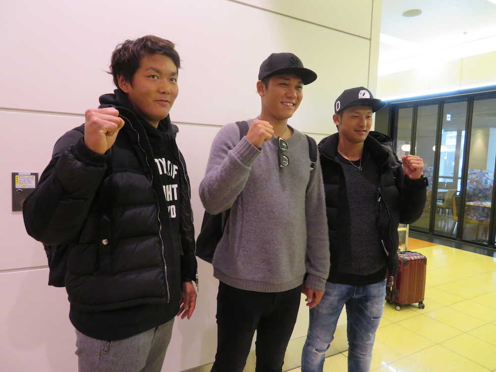 沖縄自主トレを終えて帰京した（左から）辻、坂本勇、吉川尚