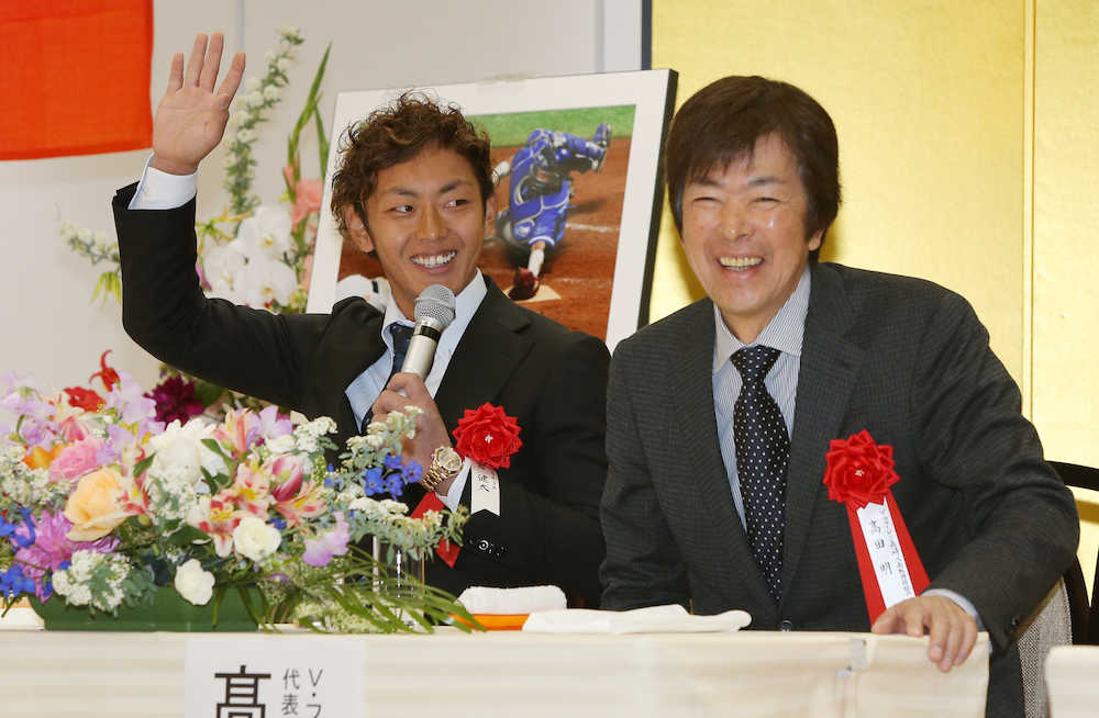 Ｊ１長崎の高田社長（右）と笑顔でトークショーを行う今宮