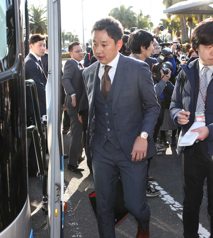 【画像・写真】ＦＡ加入の巨人・野上　宮崎入り「緊張しています」