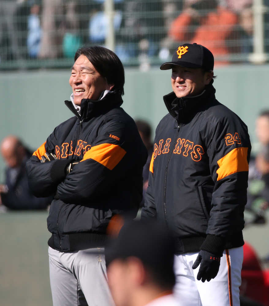 久しぶりにキャッチボールをして笑顔の高橋監督（左）と松井秀喜臨時コーチ