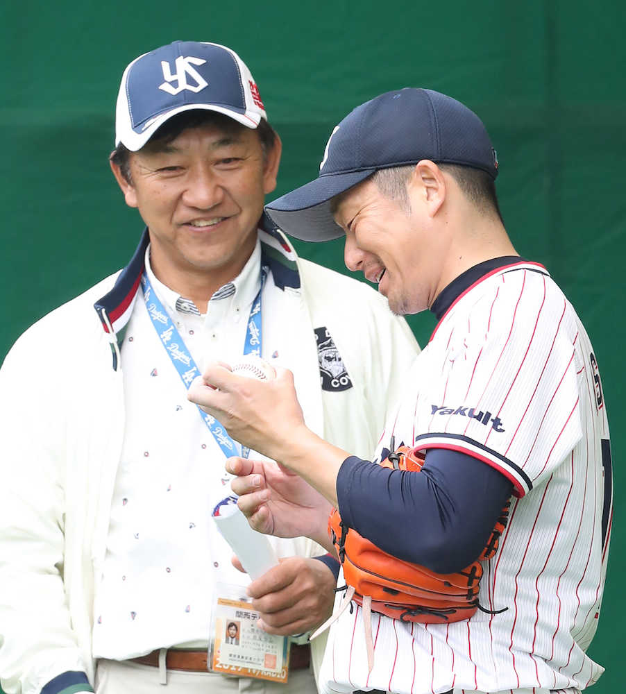 元楽天監督の田尾氏（左）からナックルの握りを伝授される石川