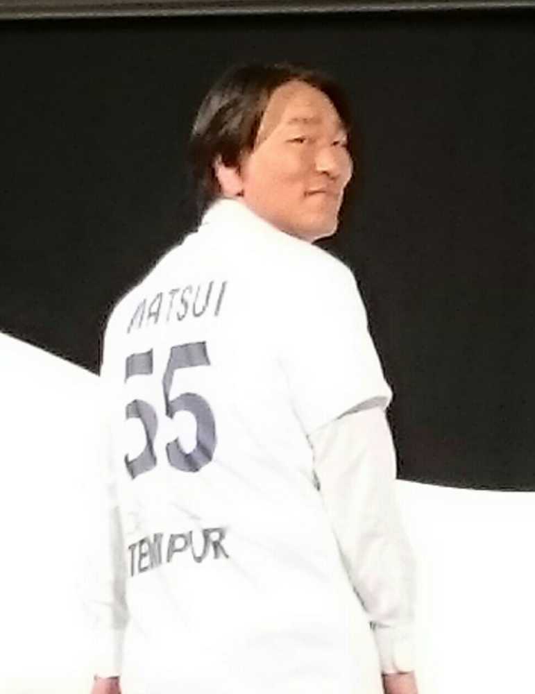 テンピュールのブランドアンバサダー就任式で、背番号５５のユニホームを着て笑顔を見せる松井氏