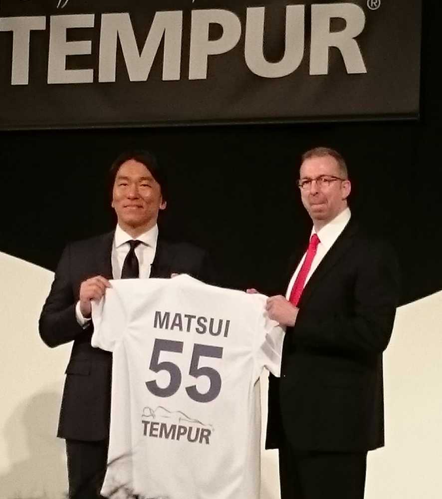 テンピュールのブランドアンバサダーに就任し、背番号５５のユニホームを贈られる松井秀喜氏（左）
