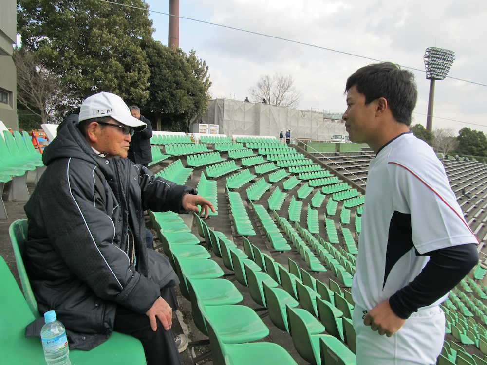激励に訪れた横浜高の小倉前部長（左）と話す明大・渡辺