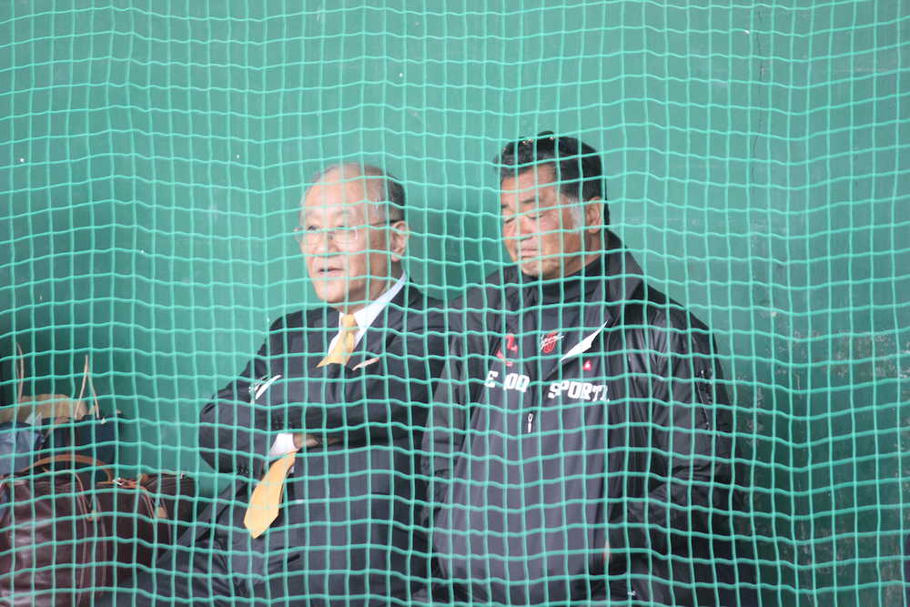 川藤幸三ＯＢ会長（右）とともに、ブルペンを視察する阪神・坂井オーナー