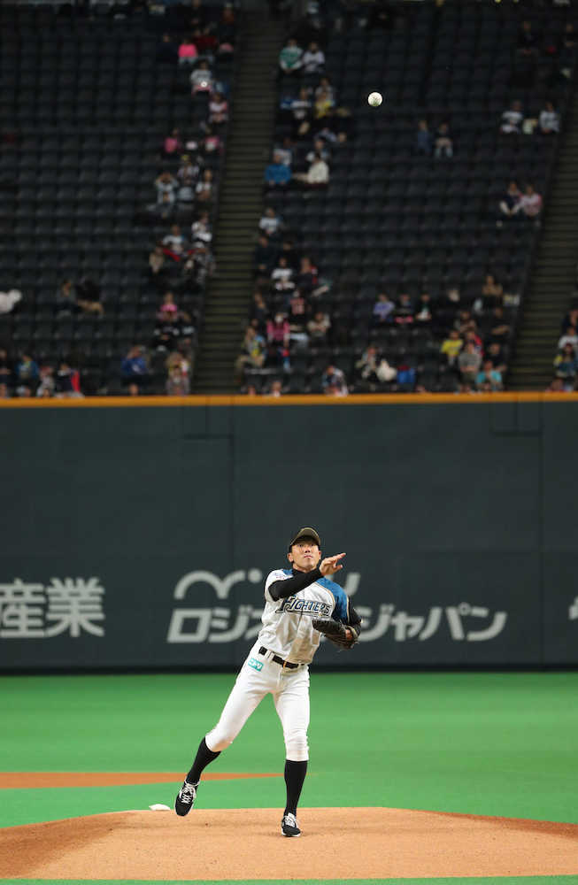 試合前、引退セレモニーを行った多田野氏は、ラストピッチに山なりボールを投じる