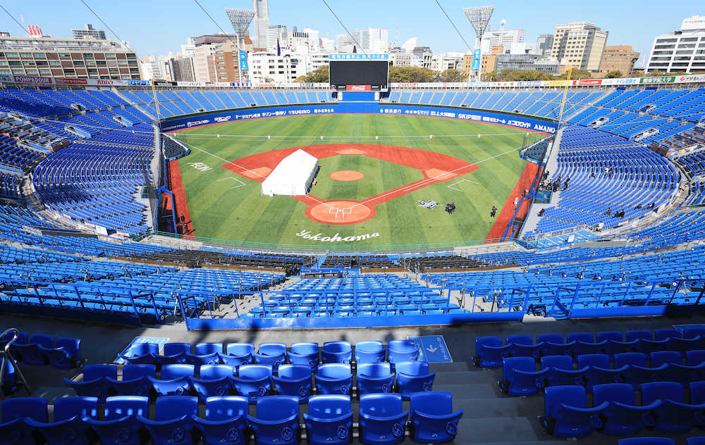 座席が全面鮮やかなブルーになり、防球ネットが新設された横浜スタジアム