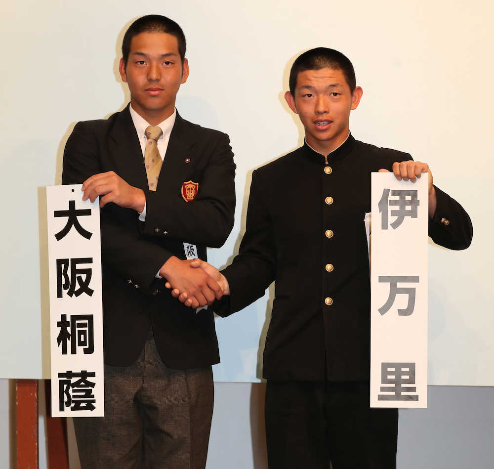 握手をかわす大阪桐蔭・中川主将（左）と伊万里・犬塚主将