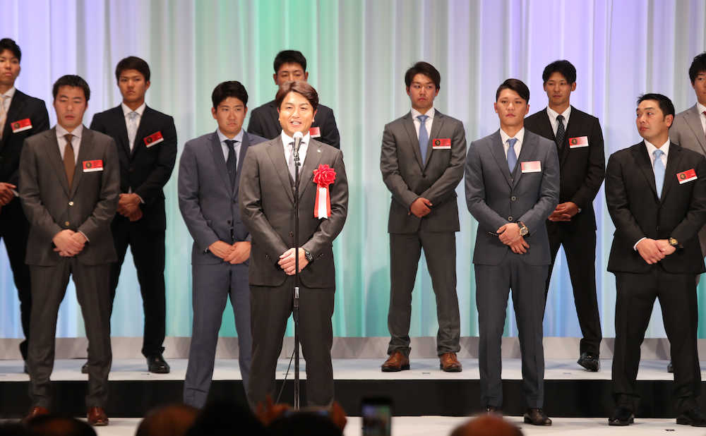 チームを代表して（前列から）上原、菅野、坂本勇、阿部ら選手を前に決意を述べる高橋監督