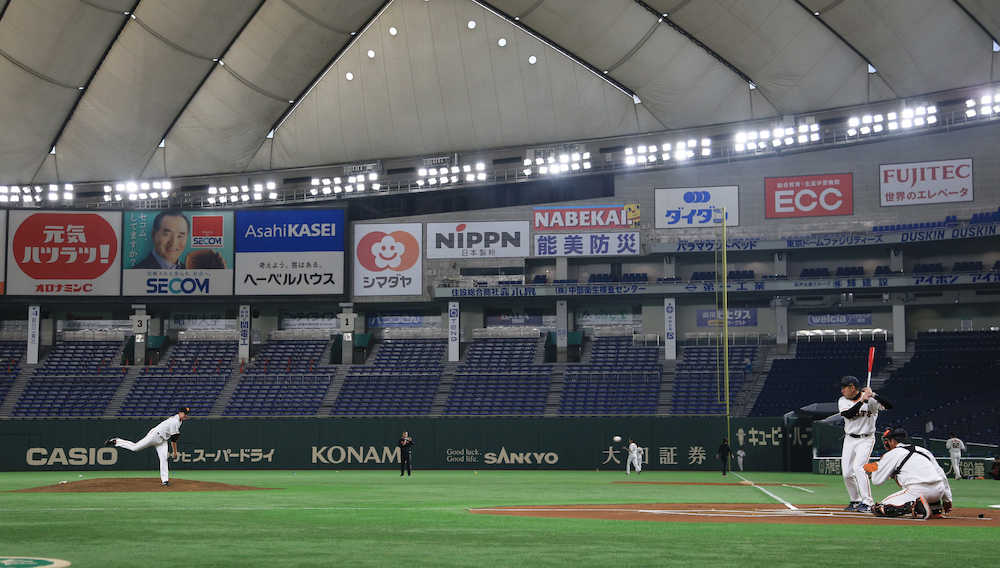 観客のいない東京ドームのマウンドで投球練習をする菅野