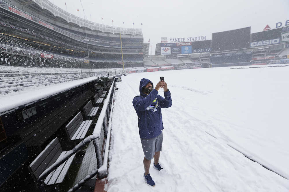 ヤンキースの本拠地開幕戦は雪で延期　スタジアムは白銀の世界