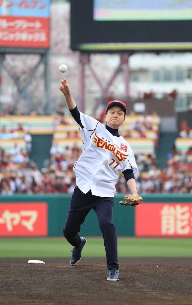 小田和正　星野さんセレモニーにジーン…背番77で始球式「仙ちゃんが喜んでくれると」