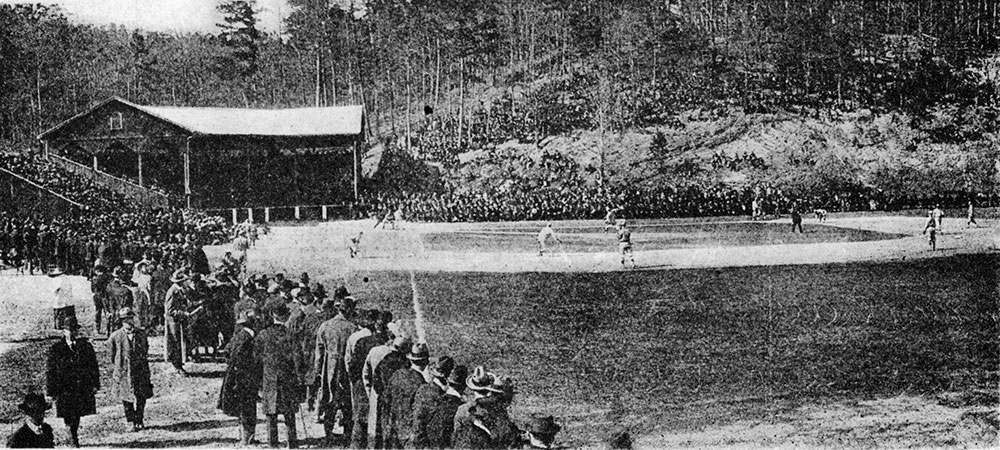 １９１０年代後半のキャンプで試合を行うレッドソックス。ウィッティントン・パークには多くの観客が集まり、ここで伝説の本塁打も生まれた（ホットスプリングス市提供）