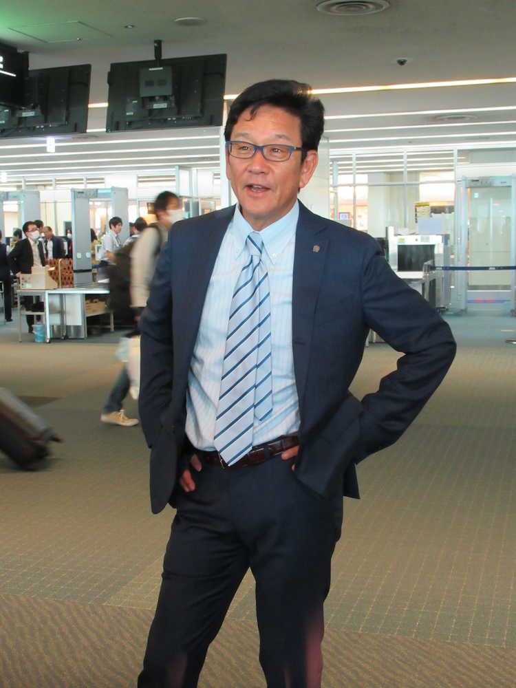 羽田空港で取材に応じる日本ハム・栗山監督