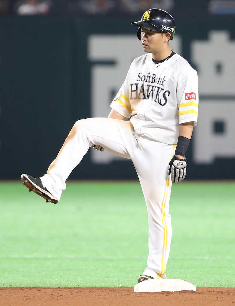 ６回１死、二塁打を放った中村晃は右足を気にする
