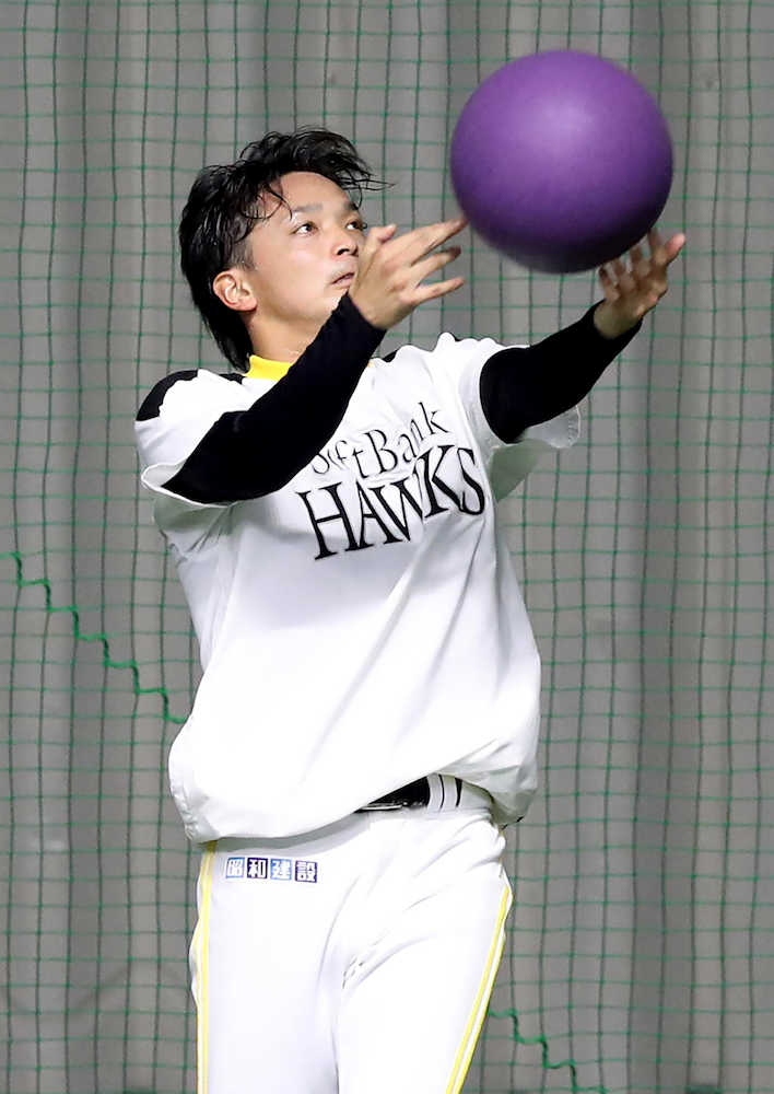 メディシングボールを使い練習する東浜