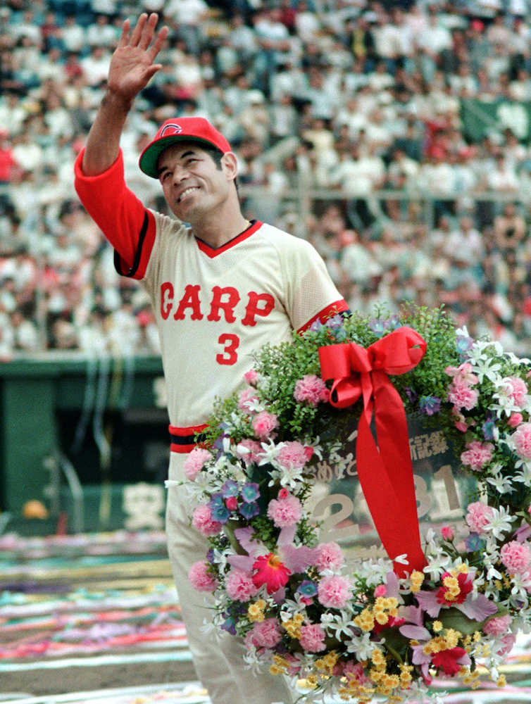 １９８７年６月、試合終了後、「２１３１」を記した花輪を手に観客の祝福に応える衣笠祥雄選手