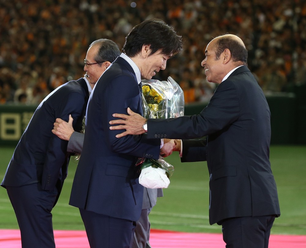 ２０１３年５月５日、国民栄誉賞を受賞した松井秀喜氏に花束を渡す衣笠氏