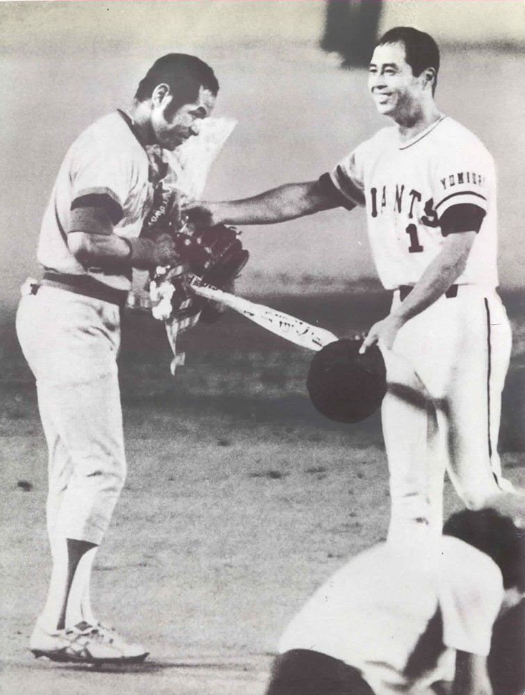 １９８０年８月、巨人戦の５回終了後、１２４７試合連続出場のプロ野球新記録を打ちたてた衣笠選手に花束を贈る王選手