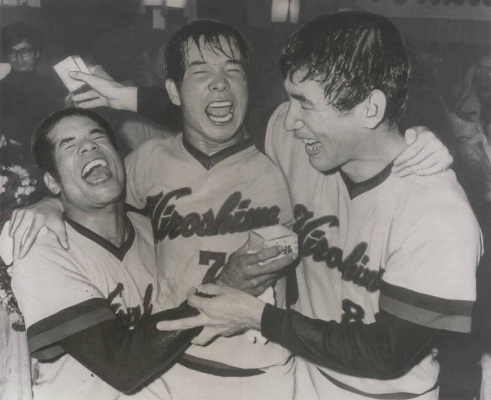 １９７５年１０月１５日、セ・リーグ初優勝を決め、美酒を浴びる（左から）衣笠祥雄内野手、古葉竹識監督、山本浩二外野手