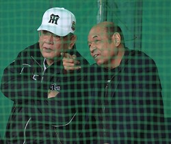 ブルペンで話す江夏豊臨時投手コーチ（左）と元広島の衣笠祥雄氏