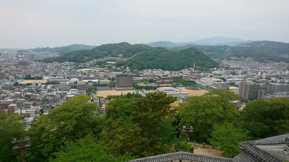 松山城天守からの眺め。かつて城北練兵場があった辺りは愛媛大学や赤十字病院が建っている