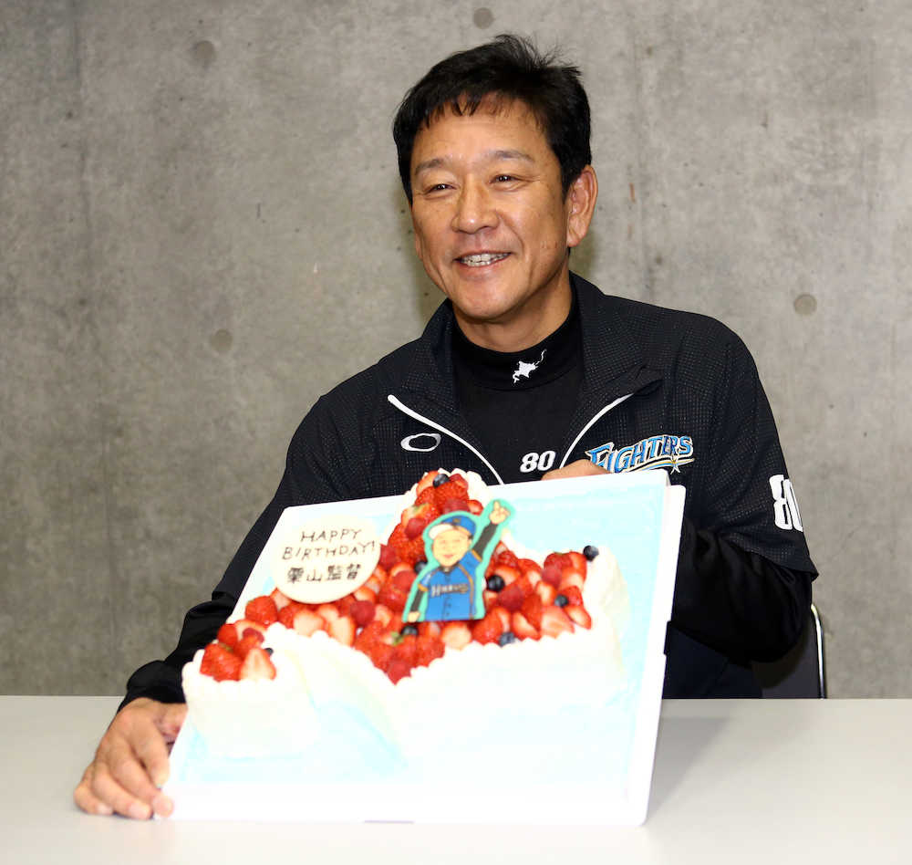 試合前、報道陣から贈られた北海道を模した誕生日ケーキに喜ぶ栗山監督