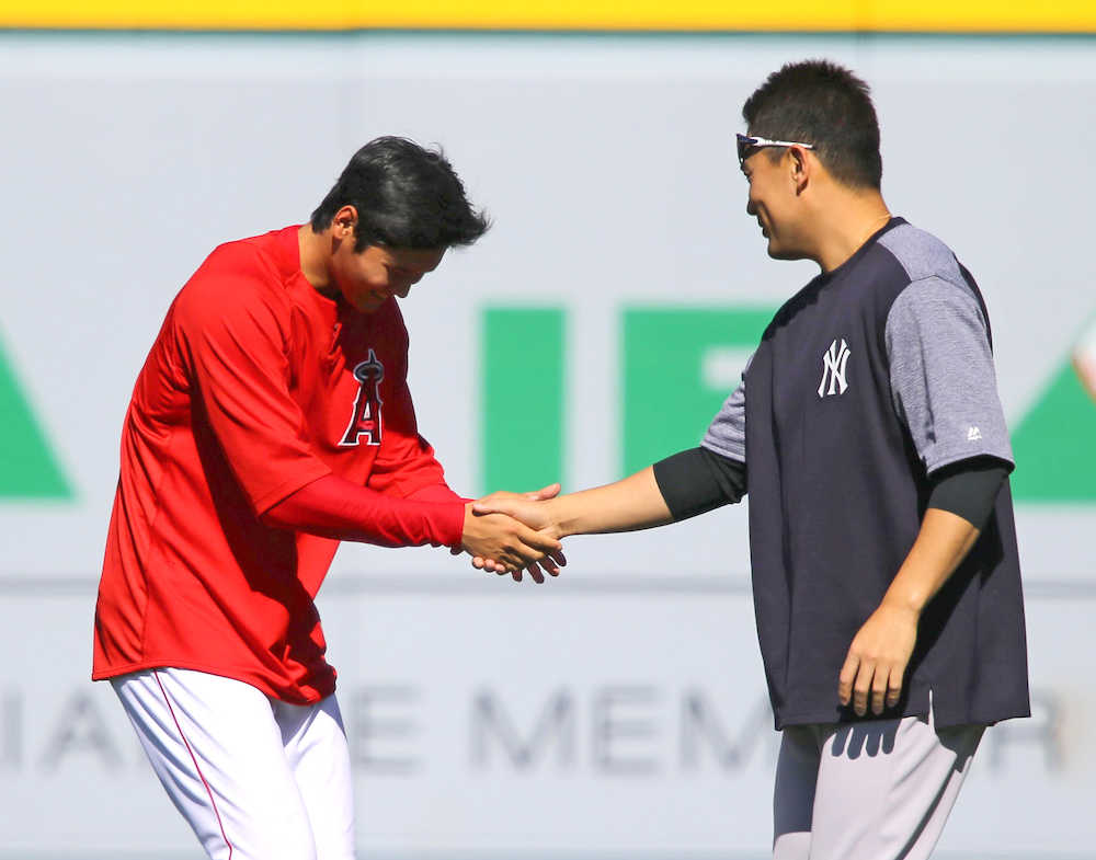 ＜エンゼルス・ヤンキース＞試合前、握手を交わす田中と大谷（左）
