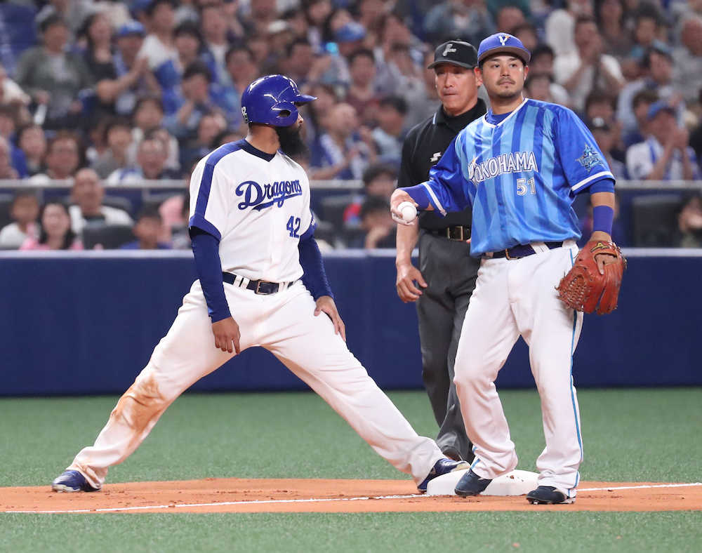 ＜中・Ｄ＞６回無死満塁、平田の遊ゴロで京田がホームアウトになった後、二塁走者のアルモンテも三塁でアウトとなり６―２―５のダブルプレーとなる