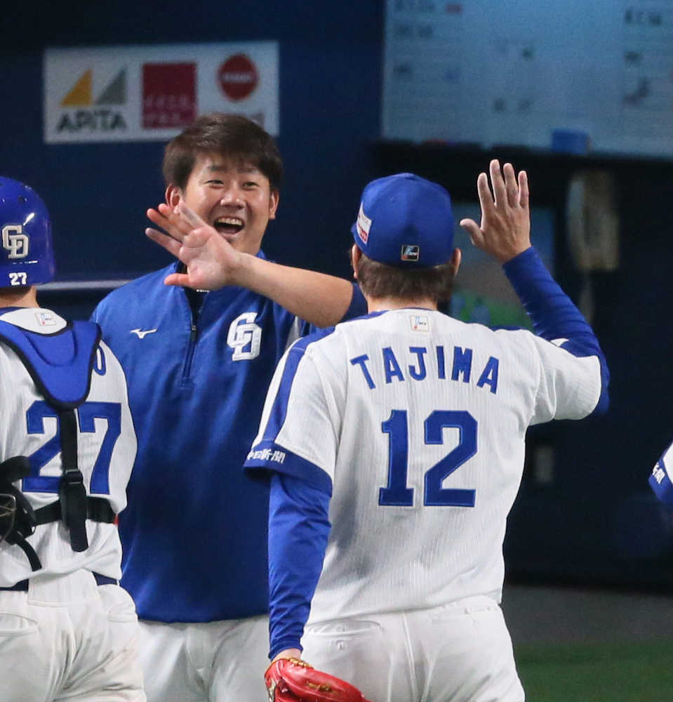 ＜中・Ｄ＞勝利投手の松坂（左）は最後を締めた田島と笑顔でハイタッチ