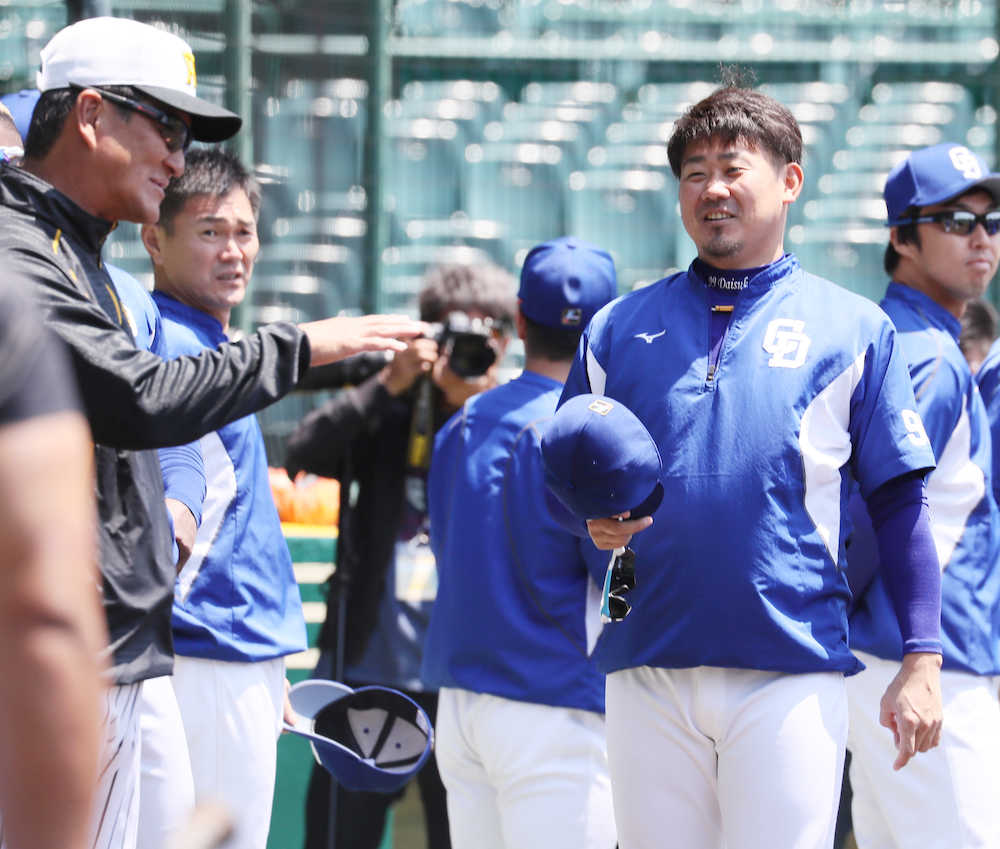 ＜神・中＞試合前、松坂は片岡ヘッドコーチ（左）とあいさつを交わす