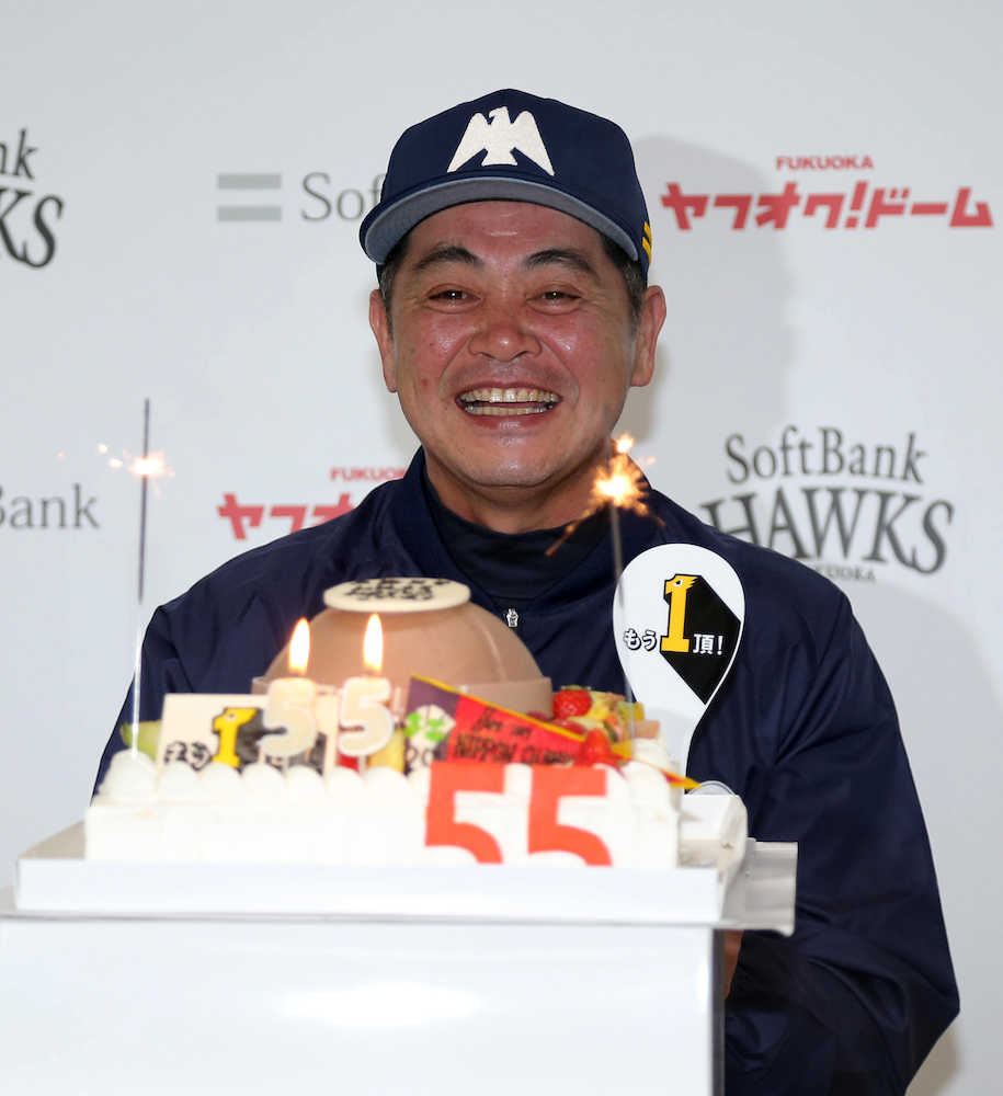 ＜ソ・オ＞カメラマンたちから送られた誕生日ケーキを前に笑顔の工藤監督