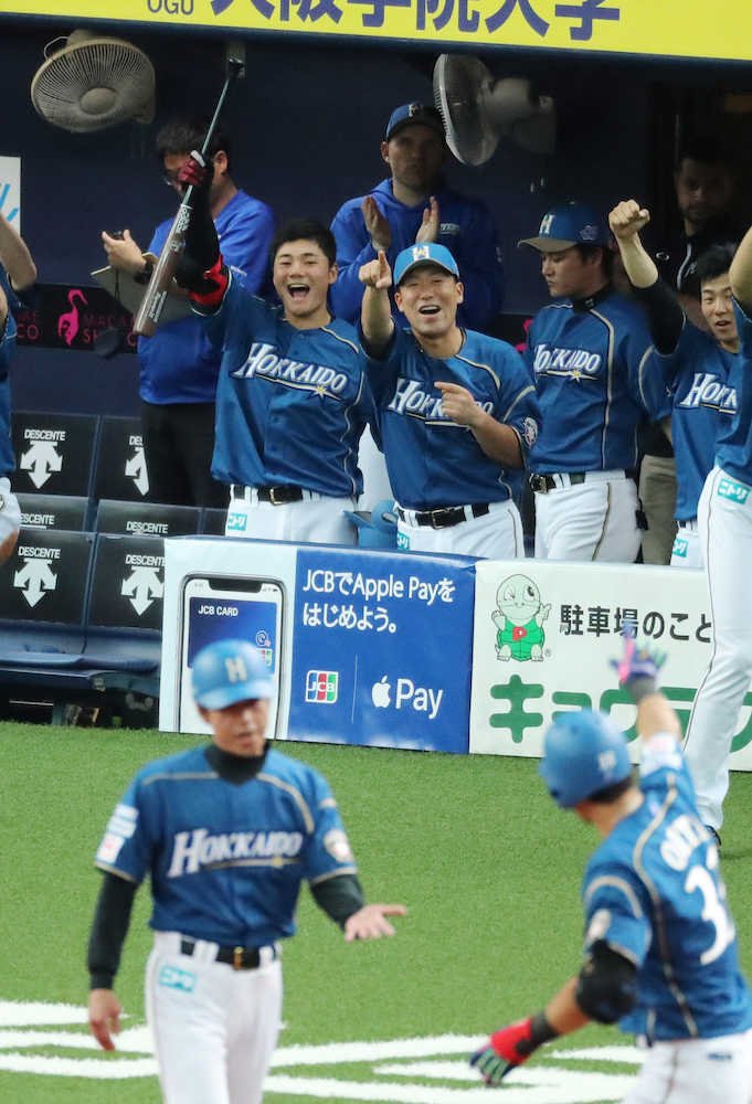 ３回２死一、三塁、大田の２点適時三塁打に喜ぶ清宮（左）ら日本ハムベンチ