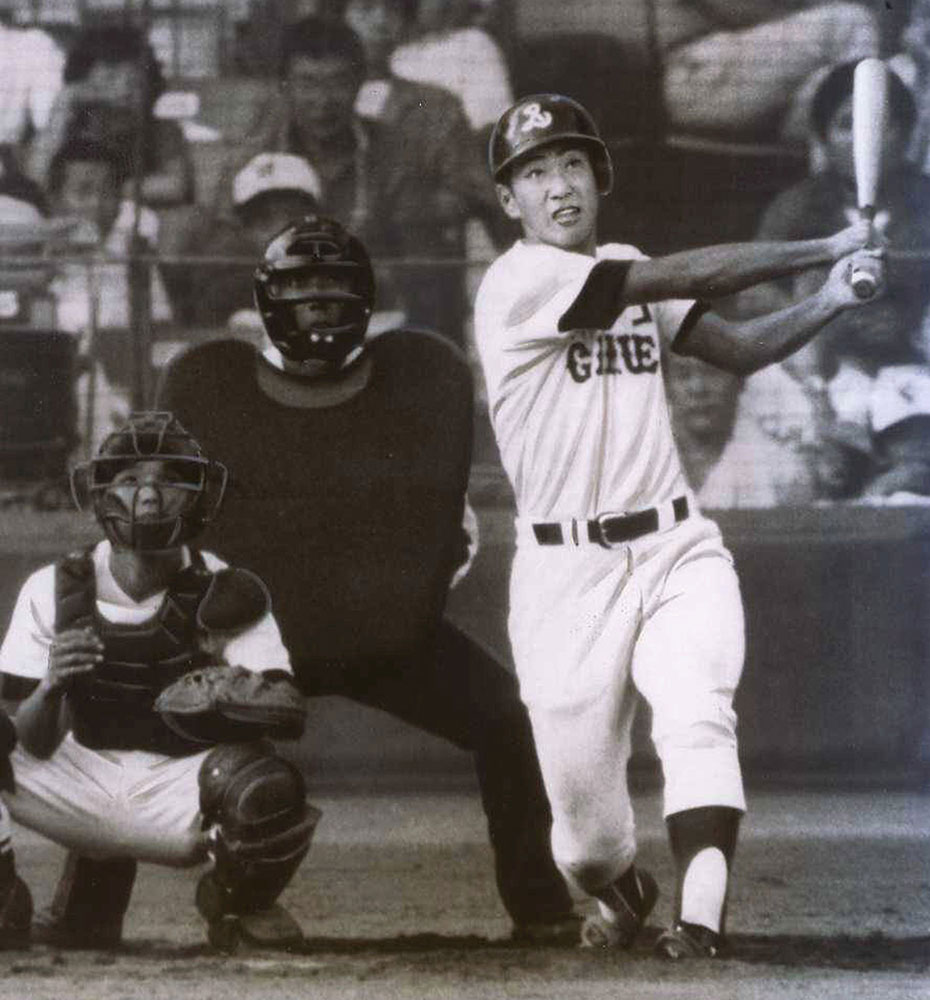 １９８４年享栄戦の９回、ＰＬ学園・清原和博内野手は左中間に３本目の本塁打を放つ